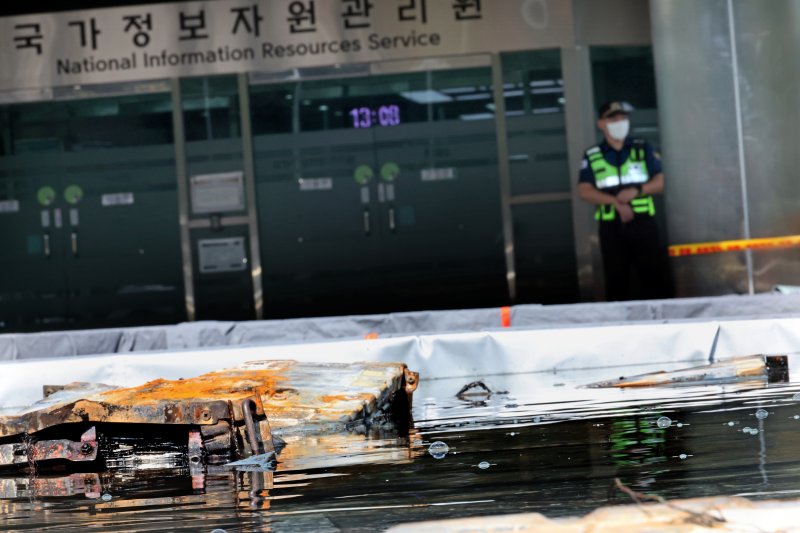 [대전=뉴토토 바카라] 김금보 기자 = 대전 유성구 국가정보자원관리원 화재현장에 설치된 외부 냉각 침수조의 리튬이온 배터리에서 화학작용으로 인한 기포가 올라오고 있다. 2025.10.01. kgb@newsis.com