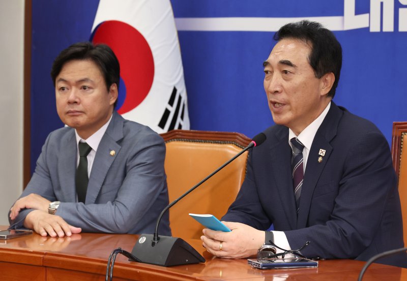 [서울=뉴시스] 김금보 기자 = 박수현 더불어민주당 수석대변인이 12일 오전 서울 여의도 국회에서 현안관련 기자간담회를 바카라사이트 벳위즈 있다. 2025.10.12. kgb@newsis.com