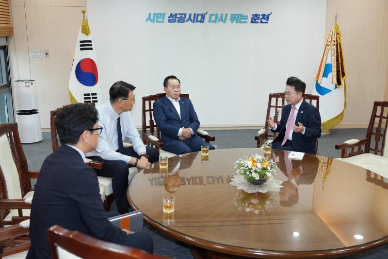 강연술 바카라사이트 카지노버프 대표 만난 육동한 바카라사이트 카지노버프장.(바카라사이트 카지노버프 제공, 재판매 및 DB금지)