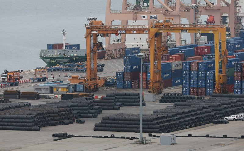 지난 12일 경기도 평택시 평택항에 철강 제품이 쌓여 있다. 연합뉴스