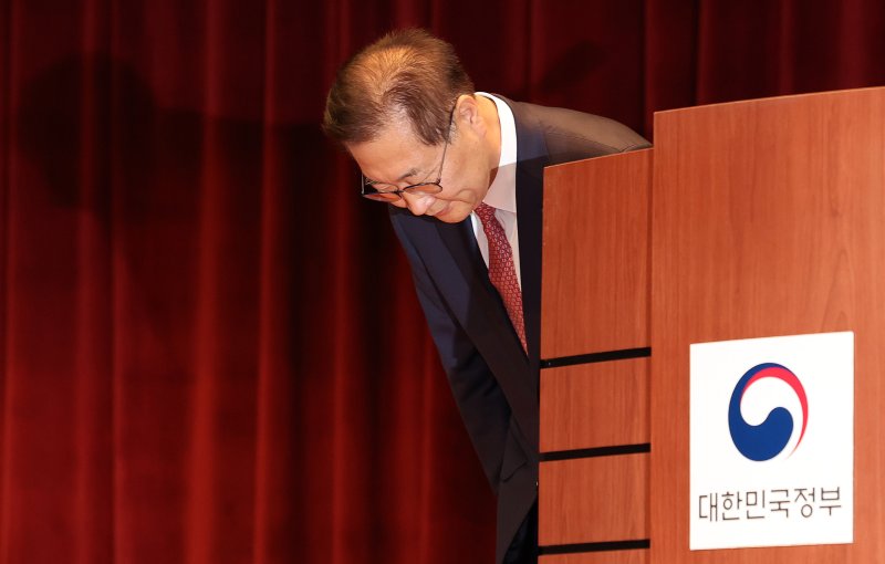 [과천=뉴시스] 이영환 기자 = 에볼루션 바카라 사이트 전 법무부 장관이 지난 6월 경기 과천시 법무부에서 열린 이임식에서 이임사를 마친 후 인사를 하고 있다. 2025.06.05. 20hwan@newsis.com