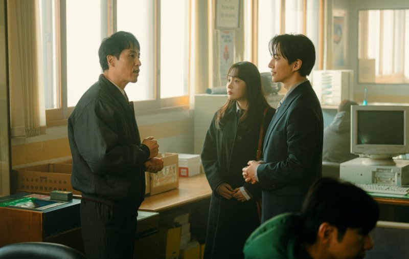 이준호 '태풍상사' 출근…에이스 경리 김민하와 IMF 생존기 시작