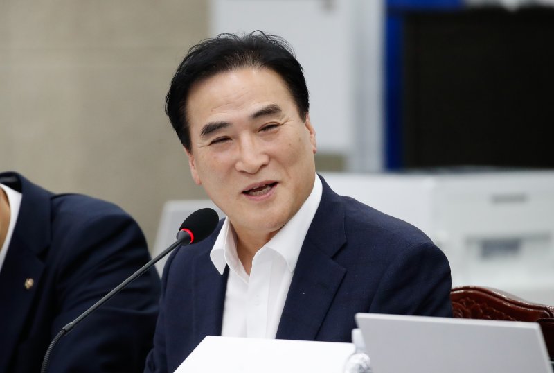 [제주=뉴시스] 김종양 국민의힘 의원이 지난해 10월23일 오후 제주도청 탐라홀에서 열린 국회 행정안전위원회의 제주경찰청 국정감사에서 질의하는 모습. 2025.10.12. (사진=뉴시스DB) photo@newsis.com