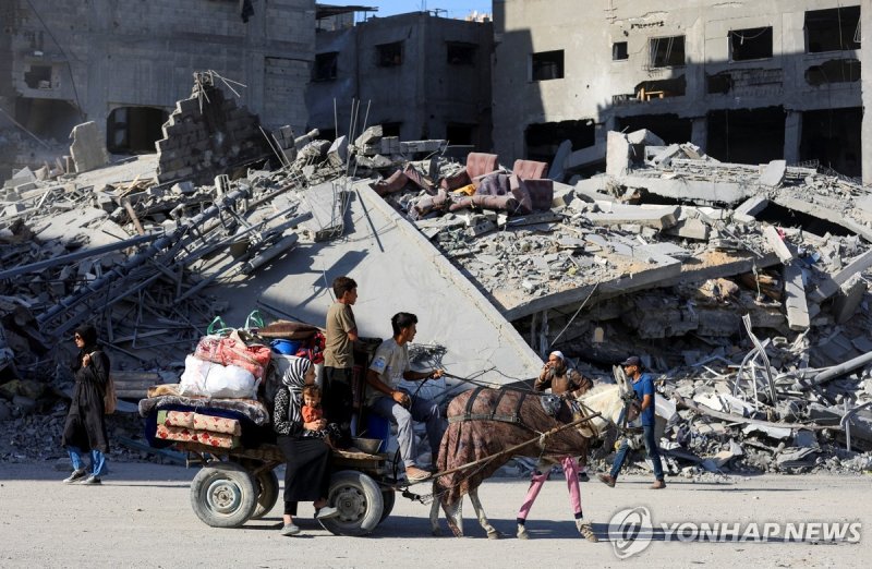 11일(현지시간) 폐허가 된 가자시티로 들어서는 팔레스타인인들 (출처=연합뉴스)