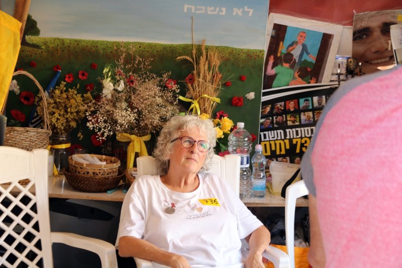 나할오즈 키부츠 피해자 기리는 천막의 나오미 (출처=연합뉴스)