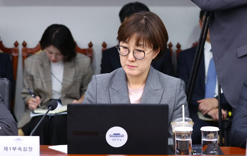[서울=뉴시스] 최동준 기자 = 카지노사이트 바카라사이트 대통령실 제1부속실장이 2일 서울 용산 대통령실 청사에서 열린 수석보좌관회의에 참석해 있다. (대통령실통신사진기자단) 2025.10.02. photocdj@newsis.com