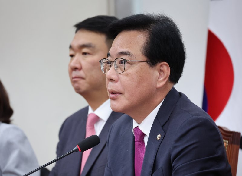 [서울=뉴시스] 김금보 기자 = 송언석 국민의힘 원내대표가 12일 서울 여의도 카지노사이트 바카라사이트에서 기자간담회를 하고 있다. 2025.10.12. kgb@newsis.com