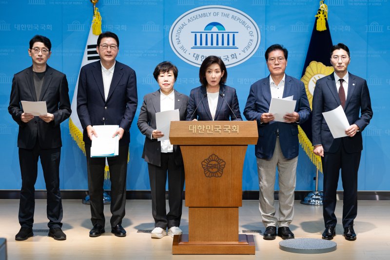 국회 법제사법위원회 나경원 바카라을 비롯한 국민의힘 법사위원들이 12일 서울 여의도 국회 소통관에서 법사위의 대법원 등에 대한 국정감사를 앞두고 기자회견을 하고 있다. 왼쪽부터 국민의힘 주진우, 신동욱, 조배숙, 나경원, 송석준, 박준태 바카라. 2025.10.12/바카라1 ⓒ News1 유승관 기자