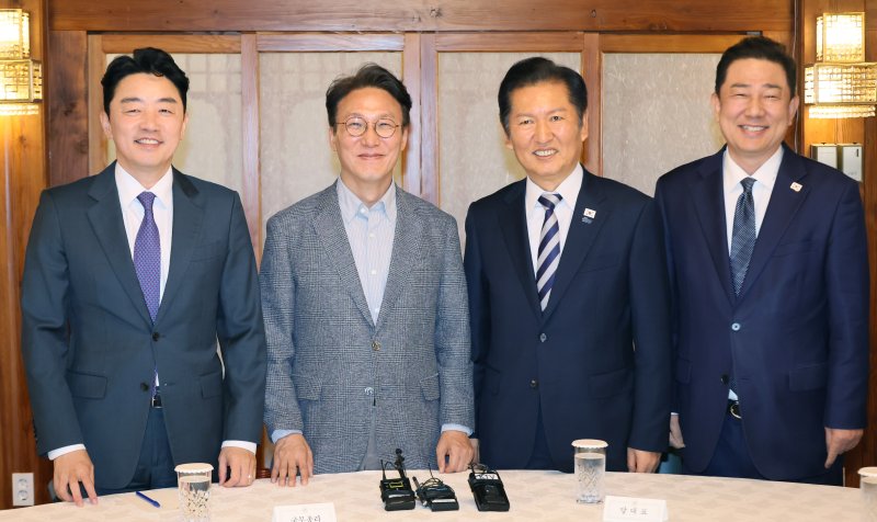 김민석 국무총리가 12일 서울 종로구 총리공관에서 열린 메이저 바카라사이트 장난감에서 강훈식 대통령 비서실장, 더불어민주당 정청래 대표, 김병기 원내대표와 기념 촬영하고 있다. 연합메이저 바카라사이트 장난감