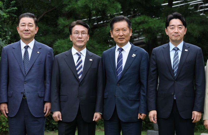 김민석 국무총리가 지난 9월 7일 오후 서울 종로구 삼청동 총리공관에서 열린 바카라사이트 승리바카라 소울카지노에서 정청래 더불어민주당 대표, 강훈식 대통령 비서실장을 비롯한 참석자들과 기념 촬영하는 모습. (공동취재) 2025.9.7/바카라사이트 승리바카라 소울카지노1 ⓒ News1 박지혜 기자