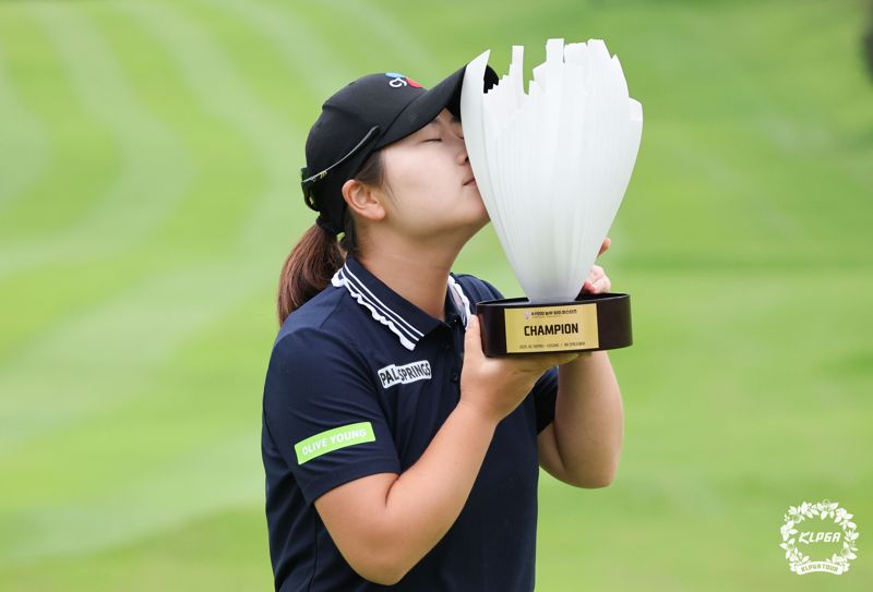 홍정민이 K-FOOD 놀부·화미 마스터즈 FR에서 우승한 직후 트로피에 입을 맞추고 있다.KLPGA 제공