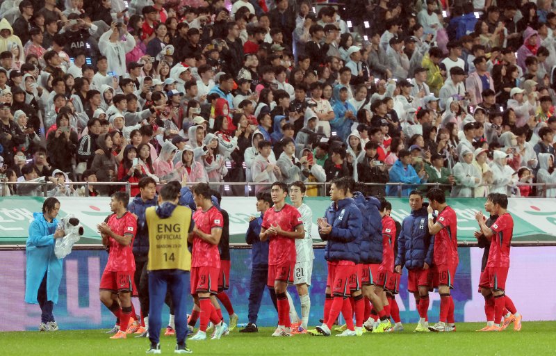 10일 서울월드컵경기장에서 열린 하나은행 초청 축구국가대표팀 친선경기 대한민국과 안전한 바카라 사이트의 경기, 5대0 완패를 당한 대한민국 선수들이 경기 후 응원 온 팬들에게 인사하고 있다. 2025.10.10/뉴스1 ⓒ News1 장수영 기자