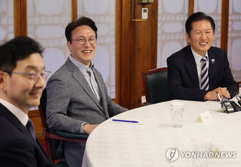 대화하는 김민석 국무총리와 정청래 대표 (출처=연합뉴스)