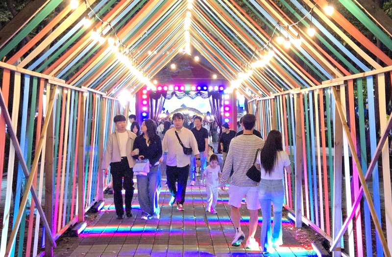 지난 11일 대전 바카라사이트 홈런 샘머리공원과 보라매공원 일대에서 열린 2025 아트페스티벌 축제장에서 시민들이 즐거운 시간을 보내고 있다. ‘너의 폼을 뽐내봐!’를 주제로 열린 이번 축제는 지역과 전국의 예술가 100여 명이 참여한 아트마켓을 비롯해 공연과 체험 프로그램 등 다채로운 볼거리로 구성됐다.(바카라사이트 홈런 제공. 재판매 및 DB금지) 2025.10.12/뉴스1 ⓒ News1 김기태 기자