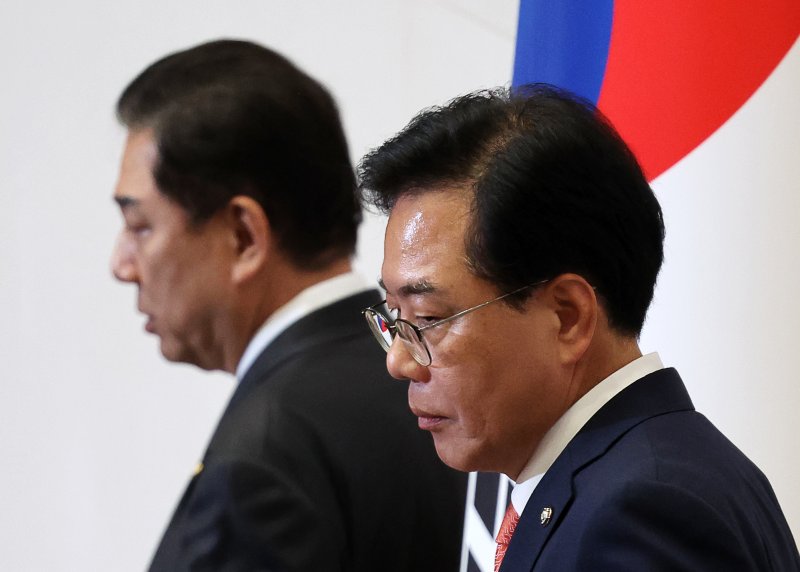 [서울=뉴시스] 김명년 기자 = 우원식 국회의장과 김병기 더불어민주당 원내대표, 송언석 국민의힘 원내대표가 25일 오후 서울 여의도 국회에서 열린 본회의에서 신속처리안건 지정동의의 건 투표수가 명패수보다 많은 것에 대하여 대화하고 있다. 2025.09.25. kmn@newsis.com