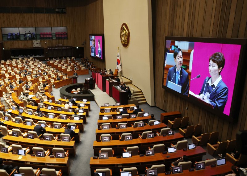 [서울=뉴시스] 조성봉 기자 = 구윤철 경제부총리 겸 기획재정부 장관이 17일 서울 여의도 국회에서 열린 제429회국회(정기회) 제7차 본회의 경제분야 대정부질문에서 이언주 더불어민주당 의원의 질의에 답변하고 있다. 2025.09.17. suncho21@newsis.com