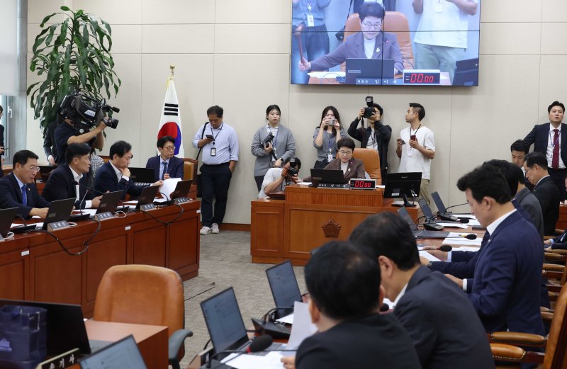[서울=뉴시스] 조성봉 기자 = 임이자 국회 기획재정위원회 위원장이 30일 오후 서울 여의도 국회에서 열린 기획재정위원회 전체회의에서 의사봉을 두드리고 있다. 2025.09.30. suncho21@newsis.com