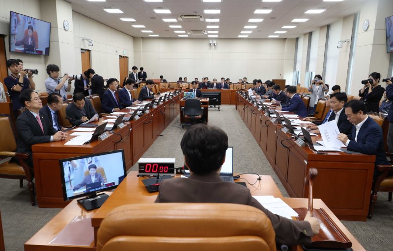 [서울=뉴시스] 조성봉 기자 = 임이자 국회 기획재정위원회 위원장이 30일 오후 서울 여의도 국회에서 열린 기획재정위원회 전체회의에서 의사봉을 두드리고 있다. 2025.09.30. suncho21@newsis.com