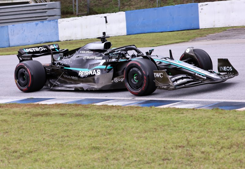 메르세데스-AMG 페트로나스 소속 F1드라이버 발테리 보타스가 12일 오후 경기 용인에버랜드 스피드웨이에서 열린 쇼런 행사 ‘피치스 런 유니버스 2025‘에서 서킷을 질주하고 있다. 2025.10.12/뉴스1 ⓒ News1 구윤성 기자