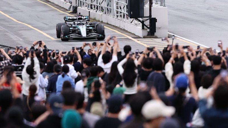 메르세데스-AMG 페트로나스 소속 F1드라이버 발테리 보타스가 12일 오후 경기 용인에버랜드 스피드웨이에서 열린 쇼런 행사 ‘피치스 런 유니버스 2025‘에서 질주하고 있다. 2025.10.12/뉴스1 ⓒ News1 구윤성 기자