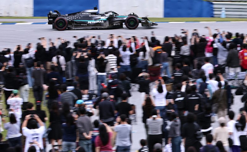 메르세데스-AMG 페트로나스 소속 F1드라이버 발테리 보타스가 12일 오후 경기 용인에버랜드 스피드웨이에서 열린 쇼런 행사 ‘피치스 런 유니버스 2025‘에서 트랙을 질주하고 있다. 2025.10.12/뉴스1 ⓒ News1 구윤성 기자