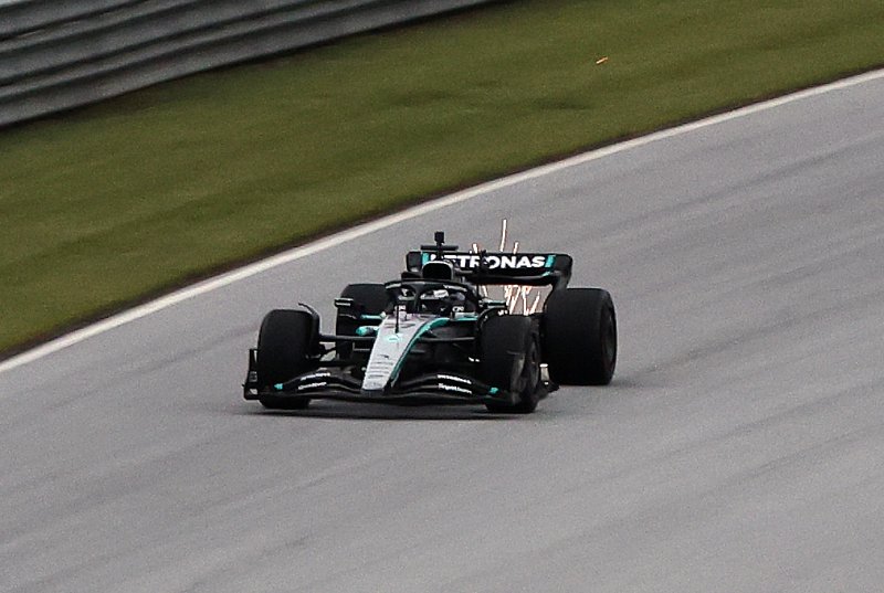 메르세데스-AMG 페트로나스 소속 F1드라이버 발테리 보타스가 12일 오후 경기 용인 에버랜드 AMG 스피드웨이에서 열린 쇼런 행사 ‘피치스 런 유니버스 2025‘에서 메르세데스-AMG F1 W13 E 퍼포먼스를 타고 서킷을 주행하고 있다. 2025.10.12/뉴스1 ⓒ News1 구윤성 기자