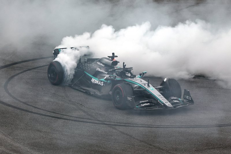 메르세데스-AMG 페트로나스 소속 F1드라이버 발테리 보타스가 12일 오후 경기 용인 에버랜드 AMG 스피드웨이에서 열린 쇼런 행사 ‘피치스 런 유니버스 2025‘에서 메르세데스-AMG F1 W13 E 퍼포먼스를 타고 주행을 마친 뒤 팬들을 위한 퍼포먼스를 하고 있다. 2025.10.12/뉴스1 ⓒ News1 구윤성 기자