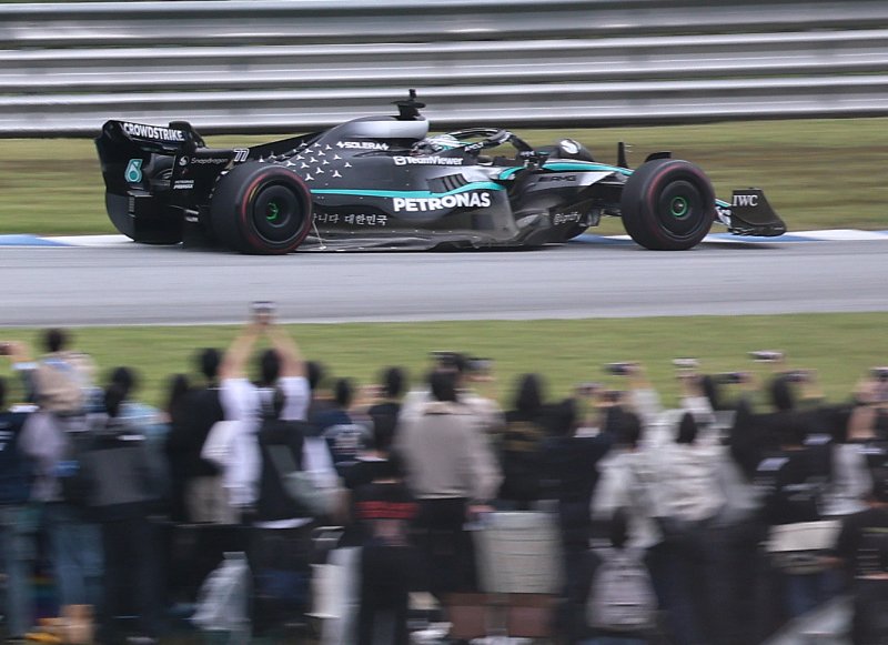 메르세데스-AMG 페트로나스 소속 F1드라이버 발테리 보타스가 12일 오후 경기 용인 에버랜드 AMG 스피드웨이에서 열린 쇼런 행사 ‘피치스 런 유니버스 2025‘에서 메르세데스-AMG F1 W13 E 퍼포먼스를 타고 서킷을 주행하고 있다. 2025.10.12/뉴스1 ⓒ News1 구윤성 기자