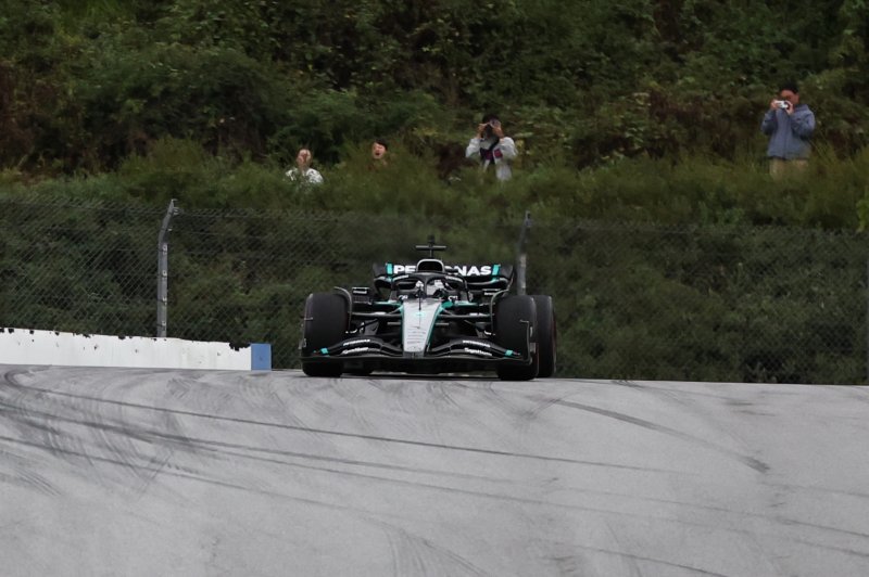 메르세데스-AMG 페트로나스 소속 F1드라이버 발테리 보타스가 12일 오후 경기 용인 에버랜드 AMG 스피드웨이에서 열린 쇼런 행사 ‘피치스 런 유니버스 2025‘에서 메르세데스-AMG F1 W13 E 퍼포먼스를 타고 서킷을 주행하고 있다. 2025.10.12/뉴스1 ⓒ News1 구윤성 기자