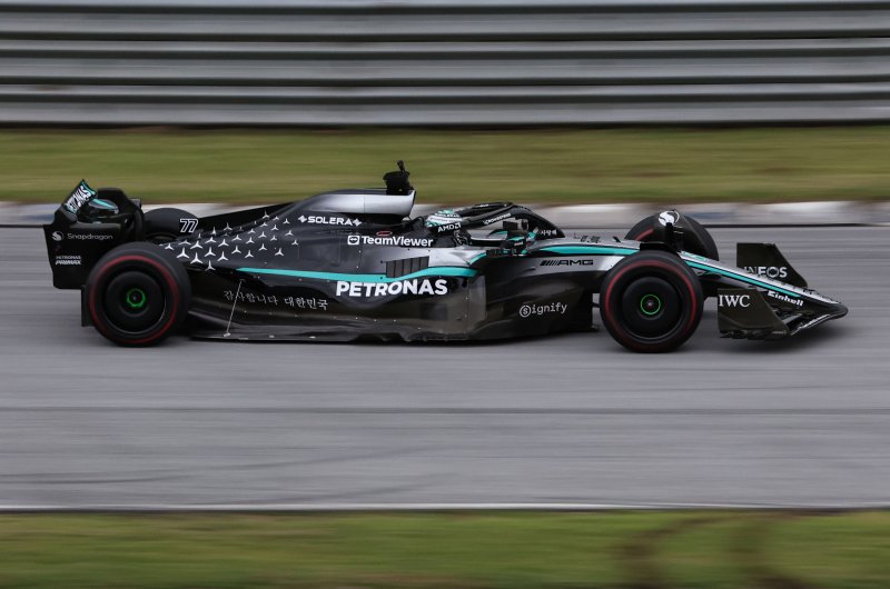 메르세데스-AMG 페트로나스 소속 F1드라이버 발테리 보타스가 12일 오후 경기 용인 에버랜드 AMG 스피드웨이에서 열린 쇼런 행사 ‘피치스 런 유니버스 2025‘에서 메르세데스-AMG F1 W13 E 퍼포먼스를 타고 서킷을 주행하고 있다. 2025.10.12/뉴스1 ⓒ News1 구윤성 기자