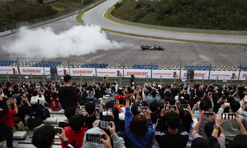 메르세데스-AMG 페트로나스 소속 F1드라이버 발테리 보타스가 12일 오후 경기 용인 에버랜드 AMG 스피드웨이에서 열린 쇼런 행사 ‘피치스 런 유니버스 2025‘에서 메르세데스-AMG F1 W13 E 퍼포먼스를 타고 주행을 마친 뒤 팬들을 위한 퍼포먼스를 하고 있다. 2025.10.12/뉴스1 ⓒ News1 구윤성 기자