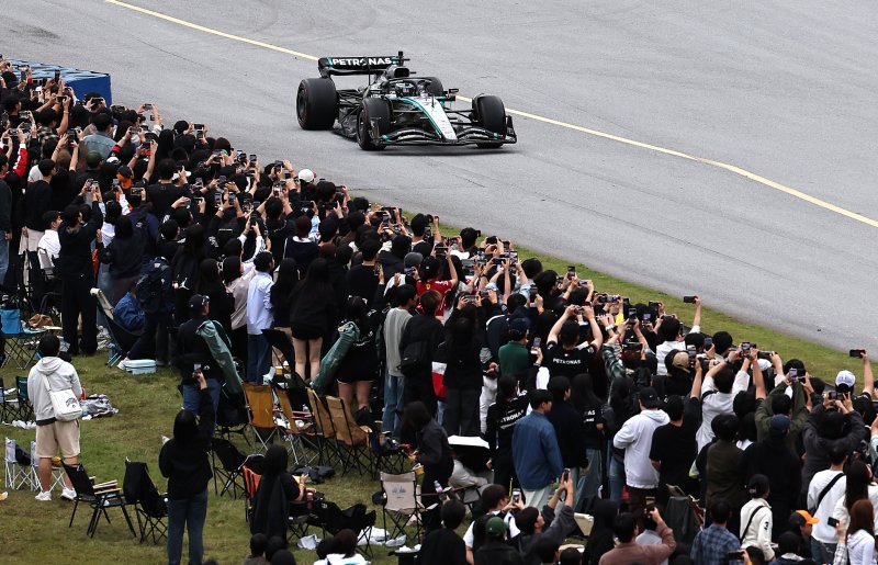 메르세데스-AMG 페트로나스 소속 F1드라이버 발테리 보타스가 12일 오후 경기 용인 에버랜드 AMG 스피드웨이에서 열린 쇼런 행사 ‘피치스 런 유니버스 2025‘에서 메르세데스-AMG F1 W13 E 퍼포먼스를 타고 서킷을 질주하고 있다. 2025.10.12/뉴스1 ⓒ News1 구윤성 기자