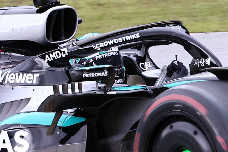 메르세데스-AMG 페트로나스 소속 F1드라이버 발테리 보타스가 12일 오후 경기 용인에버랜드 스피드웨이에서 열린 쇼런 행사 ‘피치스 런 유니버스 2025‘에서 서킷을 질주하고 있다. 2025.10.12/뉴스1 ⓒ News1 구윤성 기자