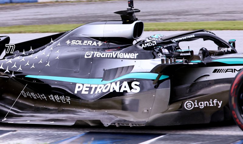 12일 오후 경기 용인에버랜드 스피드웨이에서 ‘피치스 런 유니버스 2025‘에서 메르세데스-AMG 페트로나스의 F1 머신 W13 E퍼포먼스에 '감사합니다 대한민국', '사랑해' 등 한글 글귀가 적혀 있다. 2025.10.12/뉴스1 ⓒ News1 구윤성 기자