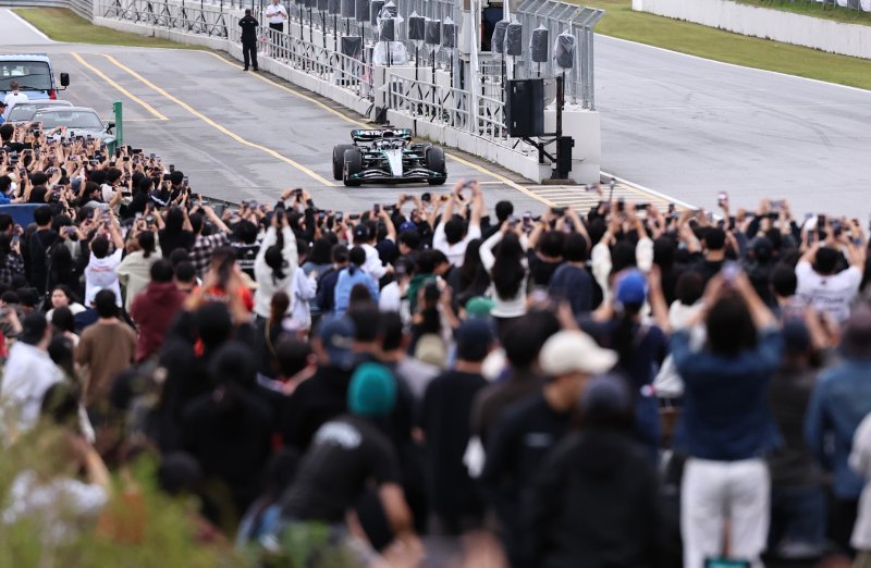 메르세데스-AMG 페트로나스 소속 F1드라이버 발테리 보타스가 12일 오후 경기 용인에버랜드 스피드웨이에서 열린 쇼런 행사 ‘피치스 런 유니버스 2025‘에서 서킷을 질주하고 있다. 2025.10.12/뉴스1 ⓒ News1 구윤성 기자