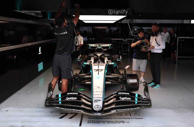 메르세데스-AMG 페트로나스 소속 피트크루가 12일 오후 경기 용인에버랜드 스피드웨이에서 ‘피치스 런 유니버스 2025‘ 쇼런 행사를 앞두고 F1 머신을 정비하고 있다. 2025.10.12/뉴스1 ⓒ News1 구윤성 기자