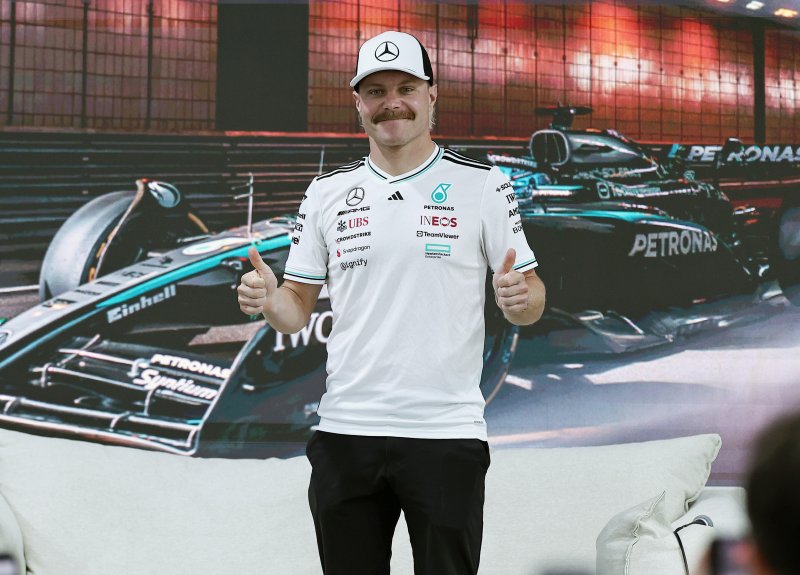 메르세데스-AMG 페트로나스 소속 F1드라이버 발테리 보타스가 12일 오후 경기 용인에버랜드 스피드웨이에서 열린 ‘피치스 런 유니버스 2025‘ 프레스컨퍼런스에서 포즈를 취하고 있다. 2025.10.12/뉴스1 ⓒ News1 구윤성 기자