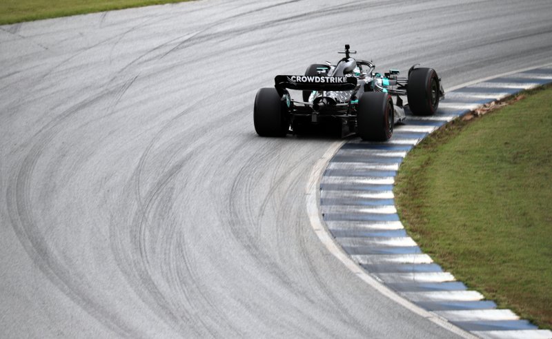 메르세데스-AMG 페트로나스 소속 F1드라이버 발테리 보타스가 12일 오후 경기 용인시 에버랜드 AMG 스피드웨이에서 열린 쇼런 행사 ‘피치스 런 유니버스 2025’에서 메르세데스-AMG F1 W13 E 퍼포먼스를 타고 서킷을 질주하고 있다. 2025.10.12/뉴스1 ⓒ News1 구윤성 기자