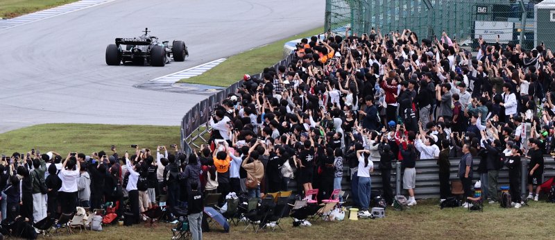 메르세데스-AMG 페트로나스 소속 F1드라이버 발테리 보타스가 12일 오후 경기 용인 에버랜드 AMG 스피드웨이에서 열린 쇼런 행사 ‘피치스 런 유니버스 2025‘에서 메르세데스-AMG F1 W13 E 퍼포먼스를 타고 서킷을 질주하고 있다. 2025.10.12/뉴스1 ⓒ News1 구윤성 기자