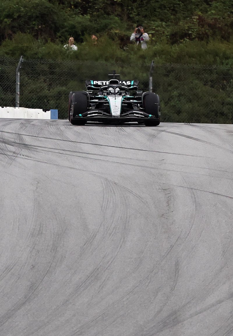 메르세데스-AMG 페트로나스 소속 F1드라이버 발테리 보타스가 12일 오후 경기 용인 에버랜드 AMG 스피드웨이에서 열린 쇼런 행사 ‘피치스 런 유니버스 2025‘에서 메르세데스-AMG F1 W13 E 퍼포먼스를 타고 서킷을 주행하고 있다. 2025.10.12/뉴스1 ⓒ News1 구윤성 기자