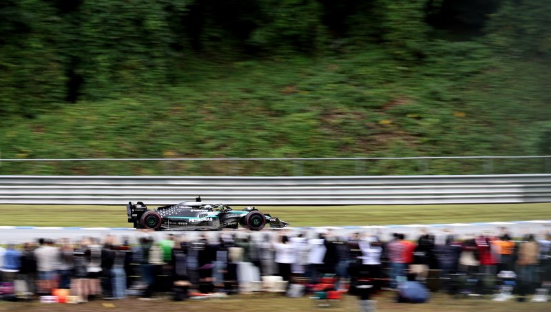 메르세데스-AMG 페트로나스 소속 F1드라이버 발테리 보타스가 12일 오후 경기 용인 에버랜드 AMG 스피드웨이에서 열린 쇼런 행사 ‘피치스 런 유니버스 2025‘에서 메르세데스-AMG F1 W13 E 퍼포먼스를 타고 서킷을 주행하고 있다. 2025.10.12/뉴스1 ⓒ News1 구윤성 기자