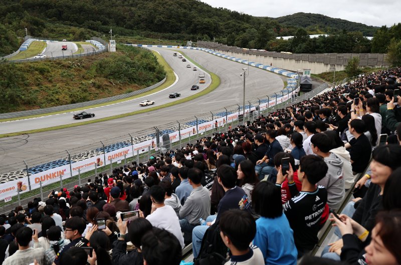 12일 오후 경기 용인 에버랜드 AMG 스피드웨이에서 열린 메르세데스-AMG 페트로나스 F1 쇼런 행사 ‘피치스 런 유니버스 2025‘에서 관람객들이 올드카퍼레이드를 보고 있다. 2025.10.12/뉴스1 ⓒ News1 구윤성 기자