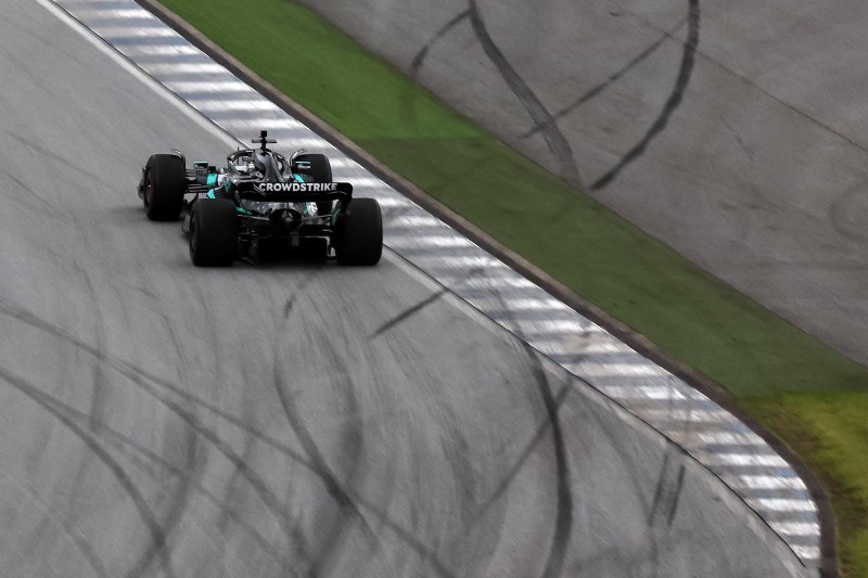 메르세데스-AMG 페트로나스 소속 F1드라이버 발테리 보타스가 12일 오후 경기 용인 에버랜드 AMG 스피드웨이에서 열린 쇼런 행사 ‘피치스 런 유니버스 2025‘에서 메르세데스-AMG F1 W13 E 퍼포먼스를 타고 서킷을 주행하고 있다. 2025.10.12/뉴스1 ⓒ News1 구윤성 기자