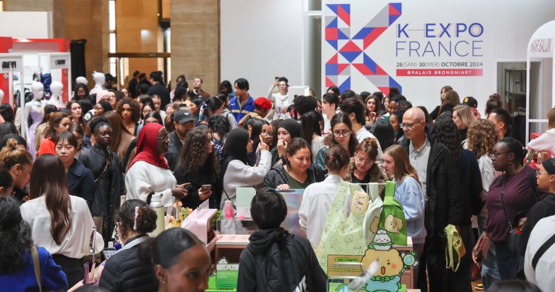 프랑스 파리 브롱냐르 궁에서 지난해 10월 개최된 ‘프랑스 K-박람회’ 전시장이 방문객들로 북적이고 있다. /뉴스1 ⓒ News1 이준성 기자