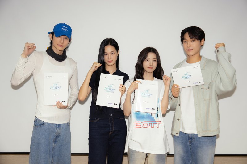 이도현 복귀작은 홍자매 '그랜드 갤럭시 호텔'…신시아 함께