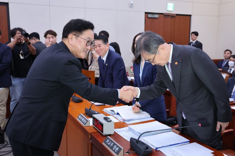 우원식 국회의장(왼쪽)이 13일 서울 여의도 국회 외교통일위원회에서 열린 외교부 등에 대한 국정감사에서 조현 외교부 장관과 악수하고 있다. 뉴스1