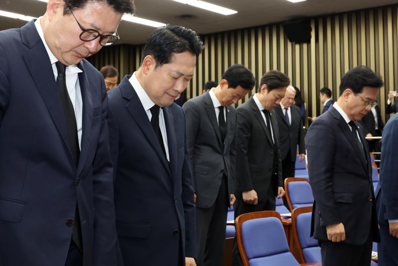 국민의힘 장동혁 대표, 송언석 원내대표 등 의원들이 13일 서울 여의도 국회에서 열린 긴급 의원총회에서 경기도 양평군 공무원 A씨가 김건희 여사 관련 의혹을 수사하는 민중기 특별검사팀의 소환 조사를 받은 뒤 숨진 채 발견된 것과 관련 추모 묵념을 하고 있다. 사진=박범준 기자