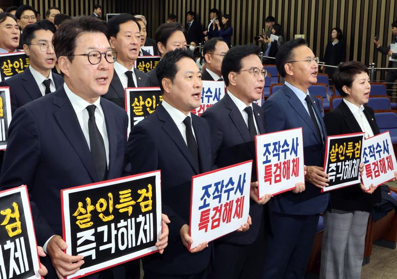 국민의힘 장동혁 대표, 송언석 원내대표 등 의원들이 13일 서울 여의도 국회에서 열린 긴급 의원총회에서 경기도 양평군 공무원 A씨가 김건희 여사 관련 의혹을 수사하는 민중기 특별검사팀의 소환 조사를 받은 뒤 숨진 채 발견된 것과 관련, 특검 수사 규탄 피케팅을 하고 있다. 사진=박범준 기자