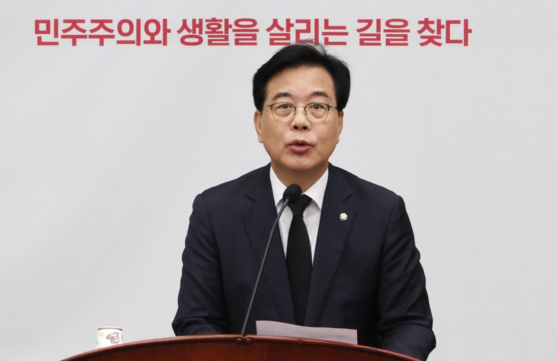 국민의힘 송언석 원내대표가 13일 서울 여의도 국회에서 열린 긴급 의원총회에서 모두발언을 하고 있다. 사진=박범준 기자