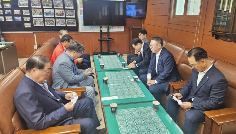 정진완 우리은행장(오른쪽 두번째)이 지난 10일 연휴 첫 일정으로 남대문시장 및 시장상인회를 방문해 소상공인의 어려움을 청취하고, 은행의 맞춤형 지원 방안을 함께 논의하고 있다. 우리은행 제공